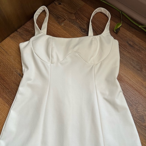 Elegant White Dress with Ruffle Hem - Picture 2 of 7